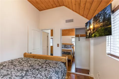Bedroom - 308 Cedarbrook Dr, Twin Peaks, CA 92391 photo 2 of 7