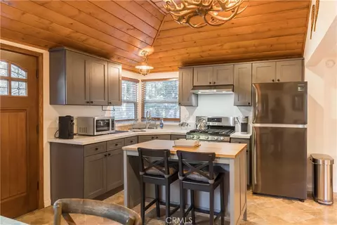 Kitchen - 308 Cedarbrook Dr, Twin Peaks, CA 92391 photo 5 of 7