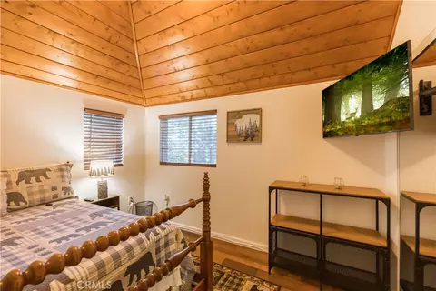 Bedroom - 308 Cedarbrook Dr, Twin Peaks, CA 92391 photo 3 of 7