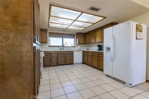Kitchen - 16058 Venango, Apple Valley, CA 92307 photo 3 of 5