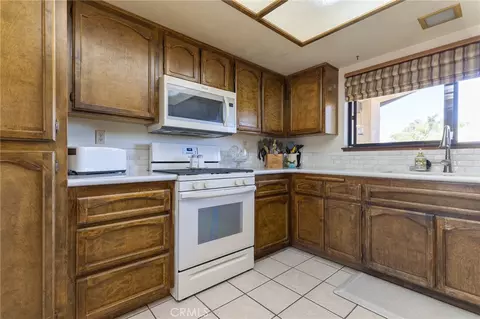Kitchen - 16058 Venango, Apple Valley, CA 92307 photo 4 of 5