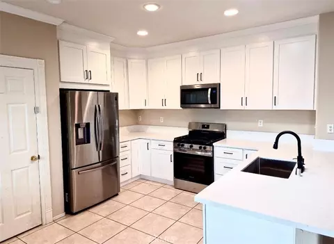 Kitchen - 17886 Robusta, Riverside, CA 92503 photo 5 of 10
