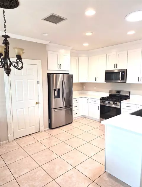 Kitchen - 17886 Robusta, Riverside, CA 92503 photo 3 of 10
