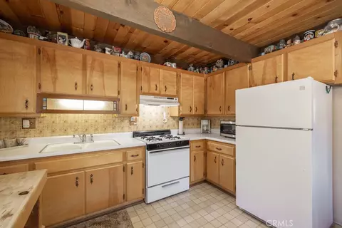 Kitchen - 136 Mann, Big Bear City, CA 92314 photo 2 of 2