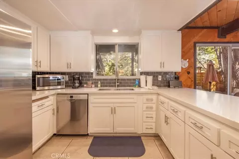Kitchen - 649 St Moritz, Big Bear Lake, CA 92315 photo 4 of 5