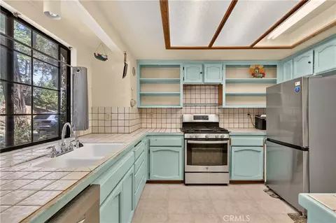 Kitchen - 1039 Lausanne, Crestline, CA 92325 photo 2 of 3