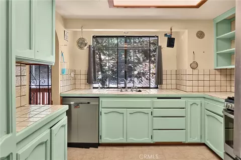 Kitchen - 1039 Lausanne, Crestline, CA 92325 photo 1 of 3