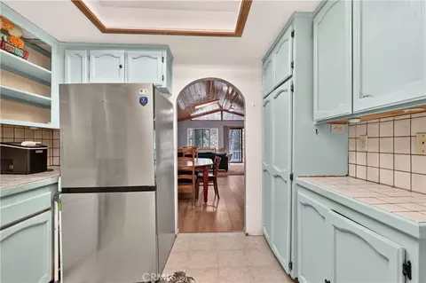 Kitchen - 1039 Lausanne, Crestline, CA 92325 photo 3 of 3