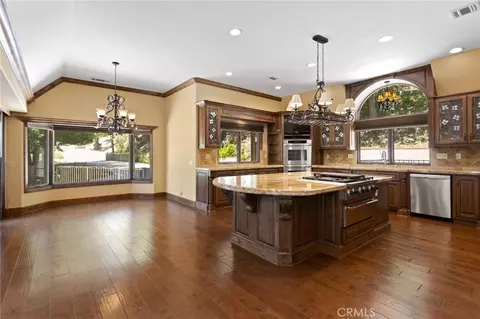 Kitchen - 801 Brentwood, Lake Arrowhead, CA 92352 photo 2 of 5