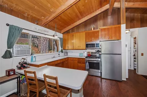Kitchen - 1069 Jungfrau Dr, Crestline, CA 92325 photo 2 of 4
