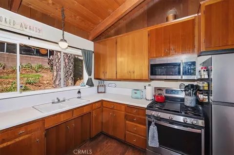 Kitchen - 1069 Jungfrau Dr, Crestline, CA 92325 photo 4 of 4