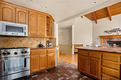Kitchen - 27516 W W Shr, Lake Arrowhead, CA 92352 photo 1 of 2