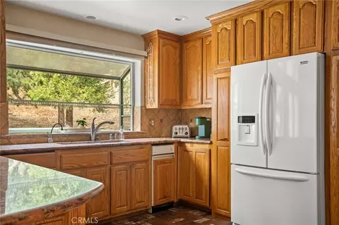 Kitchen - 27516 W W Shr, Lake Arrowhead, CA 92352 photo 2 of 2
