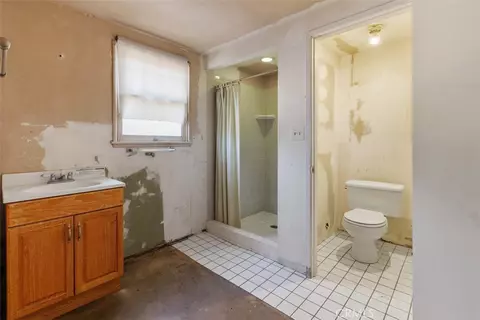 Bath - 417 E Cornell, Rialto, CA 92376 photo 4 of 4