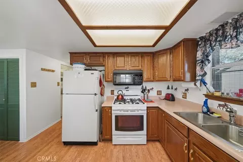 Kitchen - 368 Imperial, Sugarloaf, CA 92386 photo 3 of 3