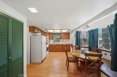 Kitchen - 368 Imperial, Sugarloaf, CA 92386 photo 1 of 3