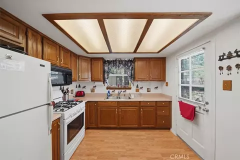 Kitchen - 368 Imperial, Sugarloaf, CA 92386 photo 2 of 3