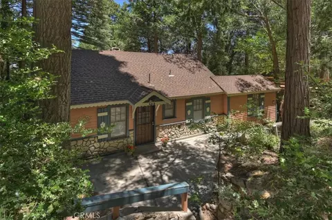 Exterior - 563 E Victoria Ct, Lake Arrowhead, CA 92352 photo 6 of 10