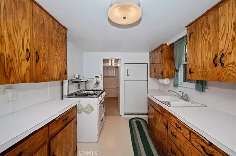 Kitchen - 563 E Victoria Ct, Lake Arrowhead, CA 92352 photo 1 of 4