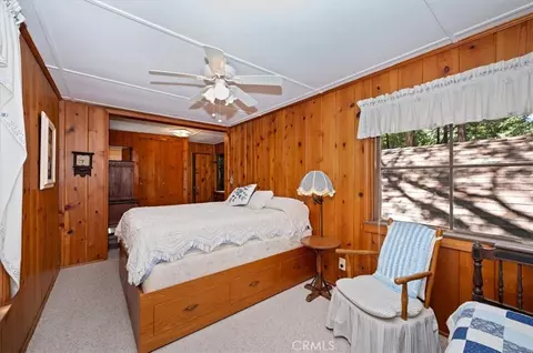 Bedroom - 563 E Victoria Ct, Lake Arrowhead, CA 92352 photo 2 of 5