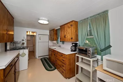 Kitchen - 563 E Victoria Ct, Lake Arrowhead, CA 92352 photo 4 of 4