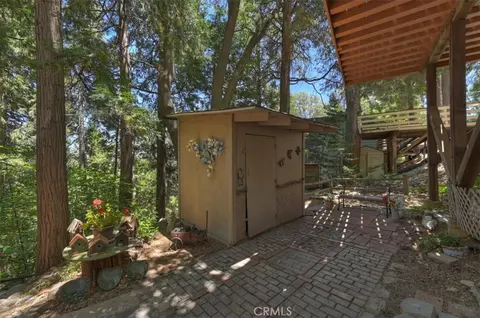 Exterior - 563 E Victoria Ct, Lake Arrowhead, CA 92352 photo 2 of 10