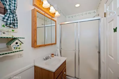 Bath - 563 E Victoria Ct, Lake Arrowhead, CA 92352 photo 2 of 2