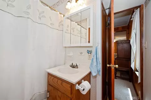 Bath - 563 E Victoria Ct, Lake Arrowhead, CA 92352 photo 1 of 2