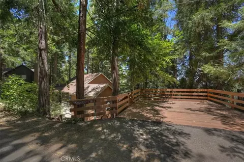 Exterior - 563 E Victoria Ct, Lake Arrowhead, CA 92352 photo 5 of 10