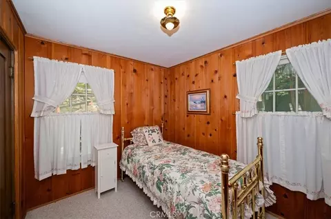 Bedroom - 563 E Victoria Ct, Lake Arrowhead, CA 92352 photo 4 of 5