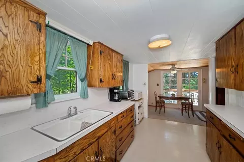 Kitchen - 563 E Victoria Ct, Lake Arrowhead, CA 92352 photo 2 of 4