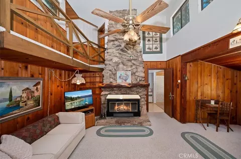 Living - 563 E Victoria Ct, Lake Arrowhead, CA 92352 photo 2 of 6