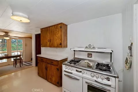 Kitchen - 563 E Victoria Ct, Lake Arrowhead, CA 92352 photo 3 of 4