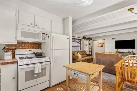 Kitchen - 659 Lintner Rd, Big Bear Lake, CA 92315 photo 2 of 4