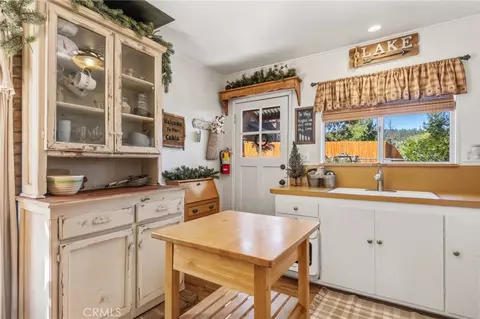 Kitchen - 659 Lintner Rd, Big Bear Lake, CA 92315 photo 3 of 4