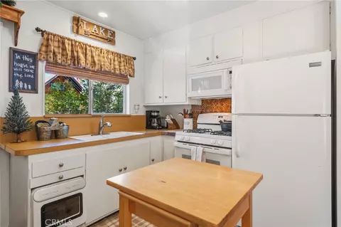 Kitchen - 659 Lintner Rd, Big Bear Lake, CA 92315 photo 1 of 4