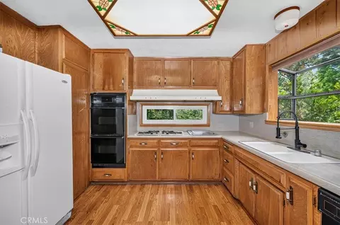Kitchen - 556 Pioneer, Lake Arrowhead, CA 92352 photo 2 of 6