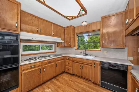 Kitchen - 556 Pioneer, Lake Arrowhead, CA 92352 photo 3 of 6