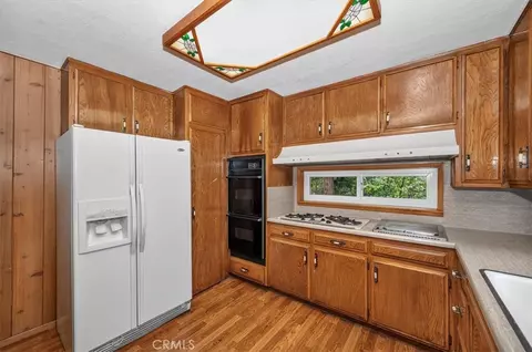 Kitchen - 556 Pioneer, Lake Arrowhead, CA 92352 photo 5 of 6