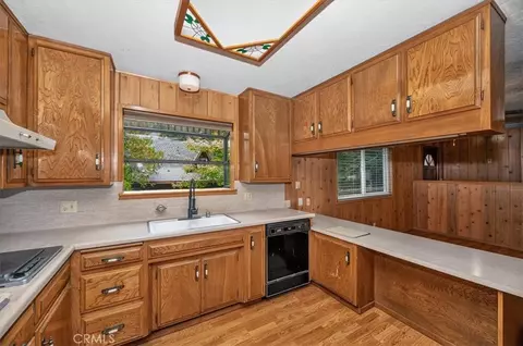 Kitchen - 556 Pioneer, Lake Arrowhead, CA 92352 photo 4 of 6
