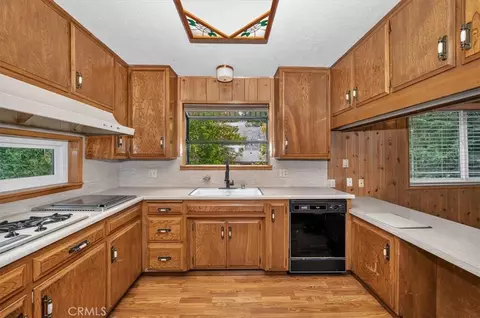 Kitchen - 556 Pioneer, Lake Arrowhead, CA 92352 photo 6 of 6