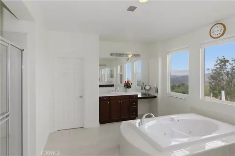 Bath - 15979 Skyridge, Riverside, CA 92503 photo 2 of 3