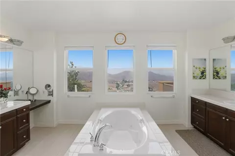 Bath - 15979 Skyridge, Riverside, CA 92503 photo 3 of 3