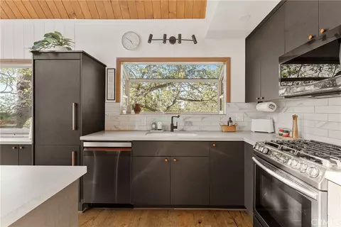 Kitchen - 1260 Yukon Ct, Lake Arrowhead, CA 92352 photo 2 of 4