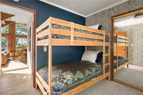 Bedroom - 1260 Yukon Ct, Lake Arrowhead, CA 92352 photo 8 of 13