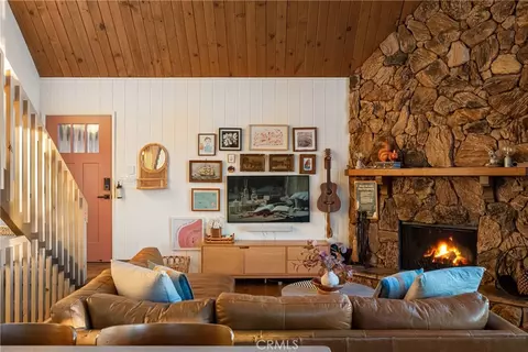 Living - 1260 Yukon Ct, Lake Arrowhead, CA 92352 photo 4 of 5