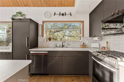 Kitchen - 1260 Yukon Ct, Lake Arrowhead, CA 92352 photo 2 of 4