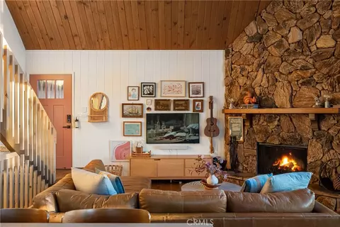 Living - 1260 Yukon Ct, Lake Arrowhead, CA 92352 photo 3 of 4