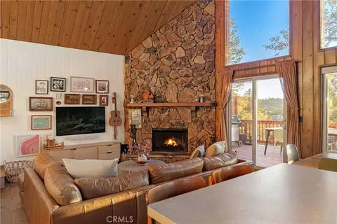 Living - 1260 Yukon Ct, Lake Arrowhead, CA 92352 photo 2 of 5