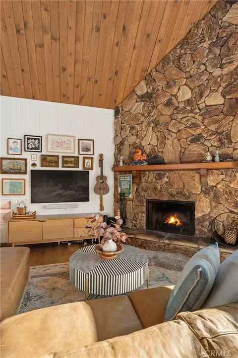 Living - 1260 Yukon Ct, Lake Arrowhead, CA 92352 photo 3 of 5